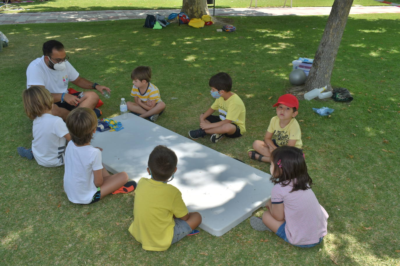 Los pequeños miajadeños disfrutan en la Escuela infantil de verano mientras conocen las fiestas de interés turístico regional mediante juegos, manualidades y bailes. 