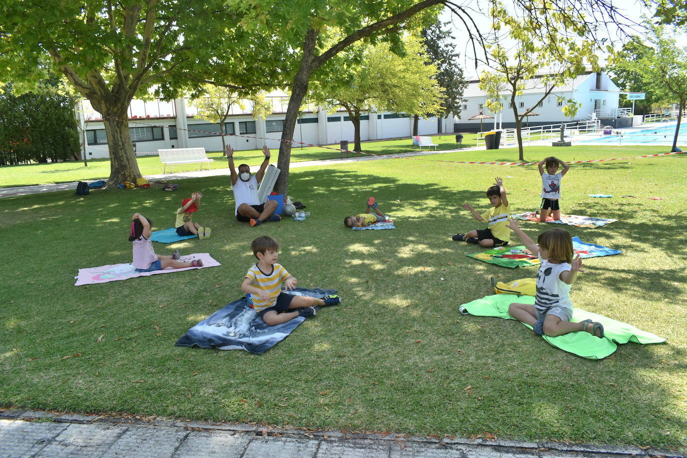 Los pequeños miajadeños disfrutan en la Escuela infantil de verano mientras conocen las fiestas de interés turístico regional mediante juegos, manualidades y bailes. 
