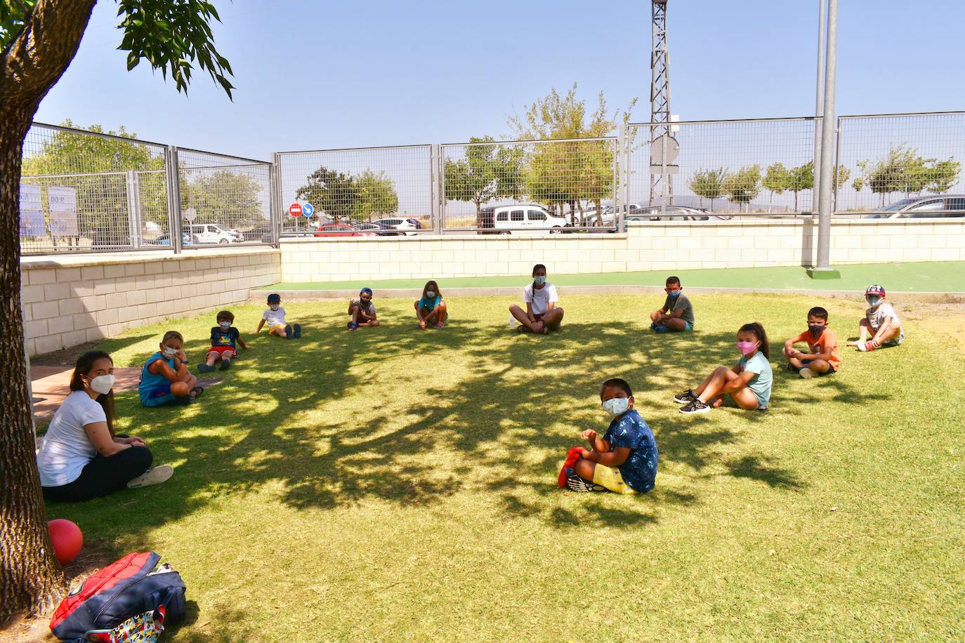 Los pequeños miajadeños disfrutan en la Escuela infantil de verano mientras conocen las fiestas de interés turístico regional mediante juegos, manualidades y bailes. 