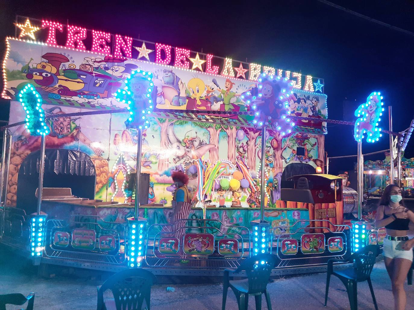 Sin verbena, sin pregón de fiestas, sin feria de día, sin fuegos artificiales, sin día de peñas,... Pero con atracciones en el ferial, puestecillos, terrazas de hamburgueserías ambulantes y, sobre todo, con ilusión, aunque acompañada de precaución y medidas de seguridad. Así se resumen las Fiestas de agosto 2021 en Miajadas. 