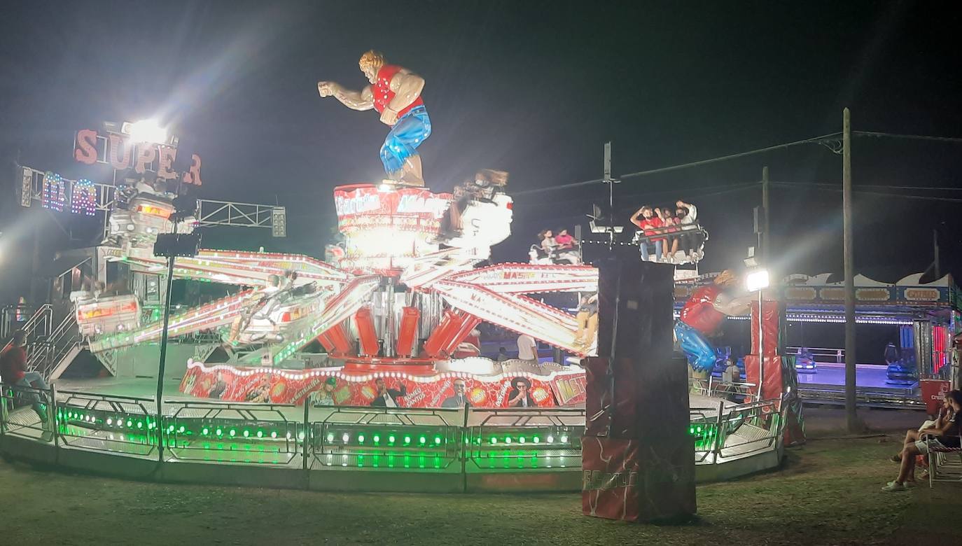 Sin verbena, sin pregón de fiestas, sin feria de día, sin fuegos artificiales, sin día de peñas,... Pero con atracciones en el ferial, puestecillos, terrazas de hamburgueserías ambulantes y, sobre todo, con ilusión, aunque acompañada de precaución y medidas de seguridad. Así se resumen las Fiestas de agosto 2021 en Miajadas. 