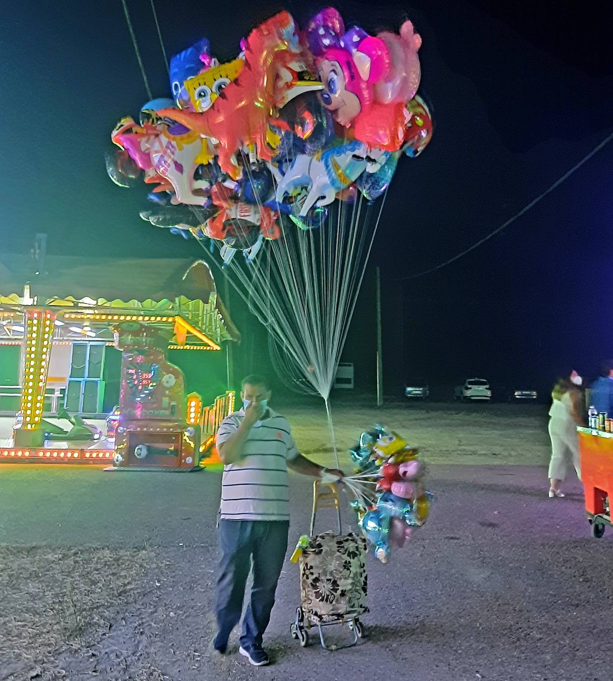 Sin verbena, sin pregón de fiestas, sin feria de día, sin fuegos artificiales, sin día de peñas,... Pero con atracciones en el ferial, puestecillos, terrazas de hamburgueserías ambulantes y, sobre todo, con ilusión, aunque acompañada de precaución y medidas de seguridad. Así se resumen las Fiestas de agosto 2021 en Miajadas. 
