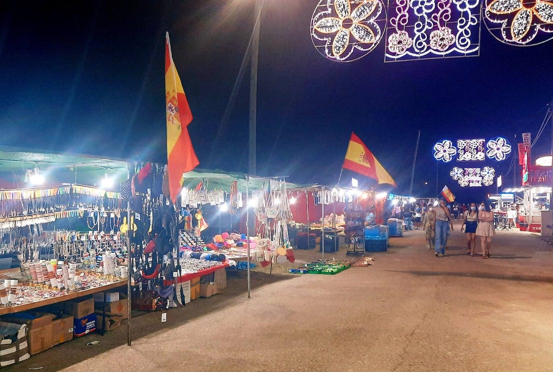 Sin verbena, sin pregón de fiestas, sin feria de día, sin fuegos artificiales, sin día de peñas,... Pero con atracciones en el ferial, puestecillos, terrazas de hamburgueserías ambulantes y, sobre todo, con ilusión, aunque acompañada de precaución y medidas de seguridad. Así se resumen las Fiestas de agosto 2021 en Miajadas. 