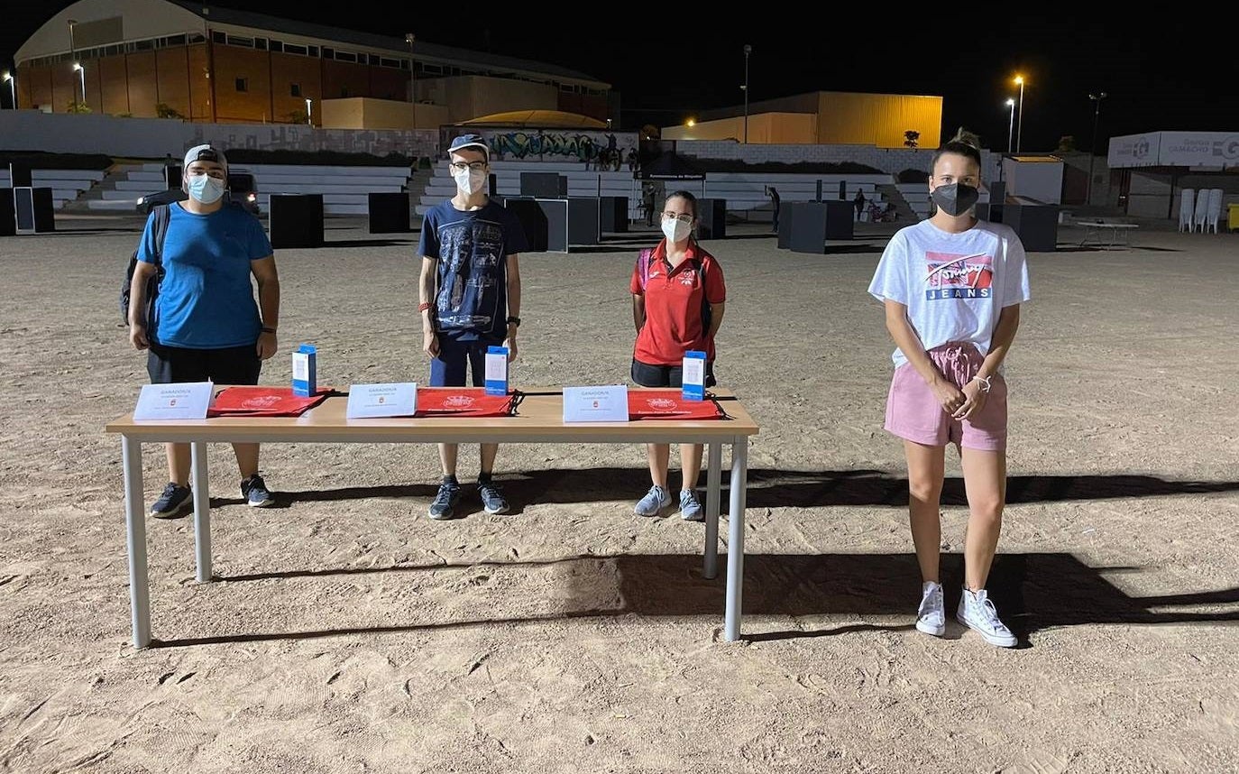 'Las tres calaveras', equipo ganador del Láser Tag, posa con sus premios 