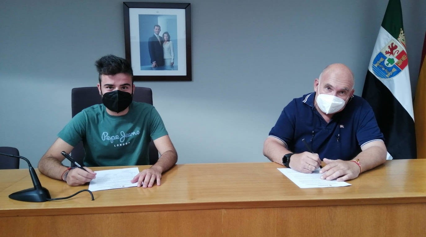 Jesús Sánchez Rollizo, Concejal de Deportes del Ayuntamiento de Miajadas, y Álvaro García Juste, en representación de la AD Balonmano Miajadas. 