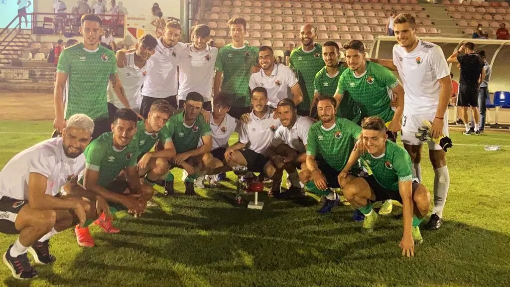 Los jugadores del Cacereño posan con los trofeos 