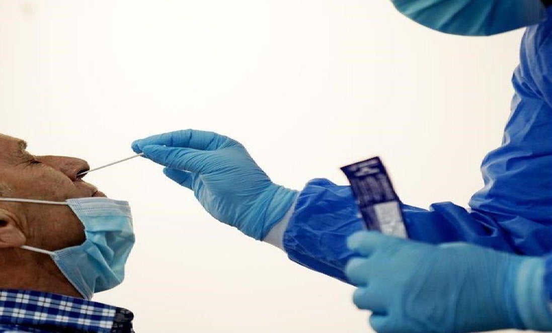 Un sanitario realiza una prueba PCR 