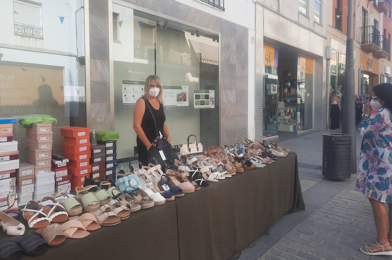 Vecinos y visitantes han vuelto a disfrutar de la iniciativa miajadeña 'El comercio sale a la calle', impulsada por ACOMIC. Pequeños empresarios de la localidad pusieron sus stands a lo largo de la avenida Trujillo y ofrecieron gran variedad de productos a precios de liquidación. Los clientes pudieron comprar a buenos precios y los comerciantes pudieron sacar stocks para poder hacer sitio a la nueva temporada. La actividad estuvo controlada en todo momento por Policía Local y Protección Civil. 