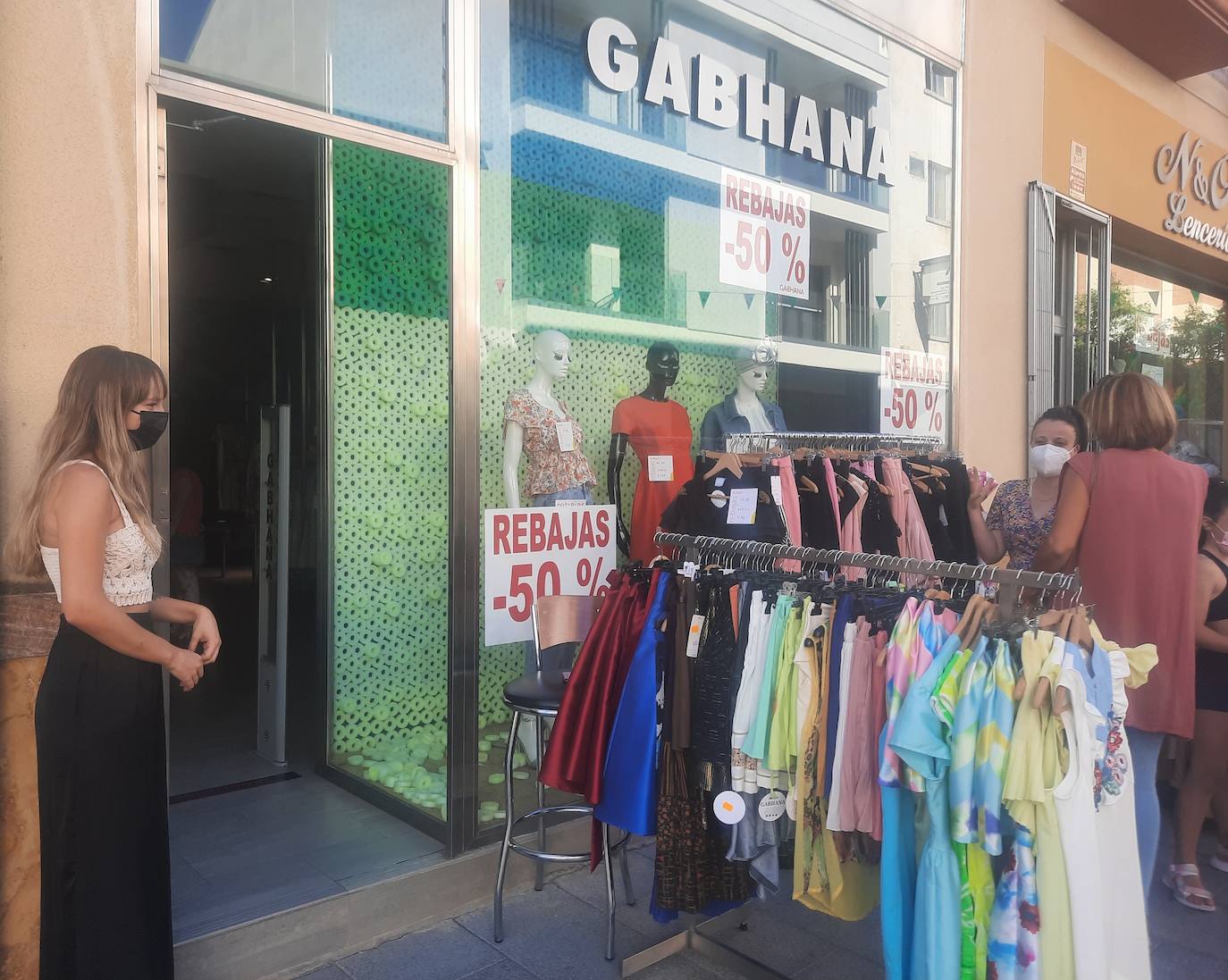 Vecinos y visitantes han vuelto a disfrutar de la iniciativa miajadeña 'El comercio sale a la calle', impulsada por ACOMIC. Pequeños empresarios de la localidad pusieron sus stands a lo largo de la avenida Trujillo y ofrecieron gran variedad de productos a precios de liquidación. Los clientes pudieron comprar a buenos precios y los comerciantes pudieron sacar stocks para poder hacer sitio a la nueva temporada. La actividad estuvo controlada en todo momento por Policía Local y Protección Civil. 