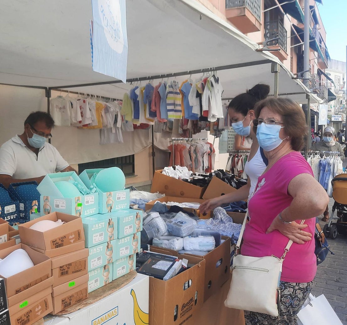 Vecinos y visitantes han vuelto a disfrutar de la iniciativa miajadeña 'El comercio sale a la calle', impulsada por ACOMIC. Pequeños empresarios de la localidad pusieron sus stands a lo largo de la avenida Trujillo y ofrecieron gran variedad de productos a precios de liquidación. Los clientes pudieron comprar a buenos precios y los comerciantes pudieron sacar stocks para poder hacer sitio a la nueva temporada. La actividad estuvo controlada en todo momento por Policía Local y Protección Civil. 