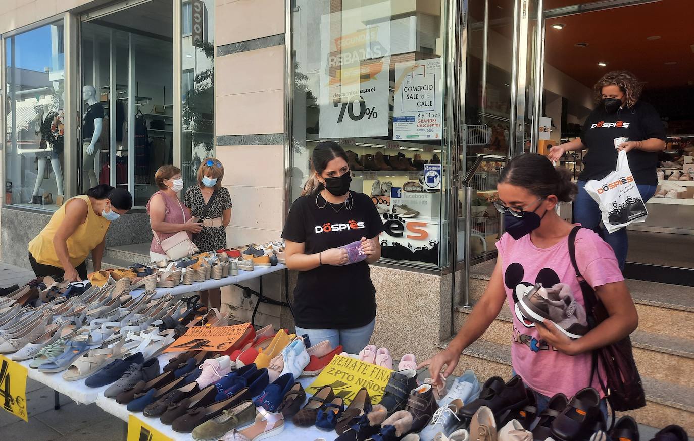 Vecinos y visitantes han vuelto a disfrutar de la iniciativa miajadeña 'El comercio sale a la calle', impulsada por ACOMIC. Pequeños empresarios de la localidad pusieron sus stands a lo largo de la avenida Trujillo y ofrecieron gran variedad de productos a precios de liquidación. Los clientes pudieron comprar a buenos precios y los comerciantes pudieron sacar stocks para poder hacer sitio a la nueva temporada. La actividad estuvo controlada en todo momento por Policía Local y Protección Civil. 