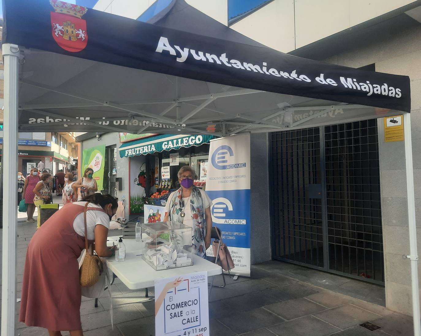Vecinos y visitantes han vuelto a disfrutar de la iniciativa miajadeña 'El comercio sale a la calle', impulsada por ACOMIC. Pequeños empresarios de la localidad pusieron sus stands a lo largo de la avenida Trujillo y ofrecieron gran variedad de productos a precios de liquidación. Los clientes pudieron comprar a buenos precios y los comerciantes pudieron sacar stocks para poder hacer sitio a la nueva temporada. La actividad estuvo controlada en todo momento por Policía Local y Protección Civil. 
