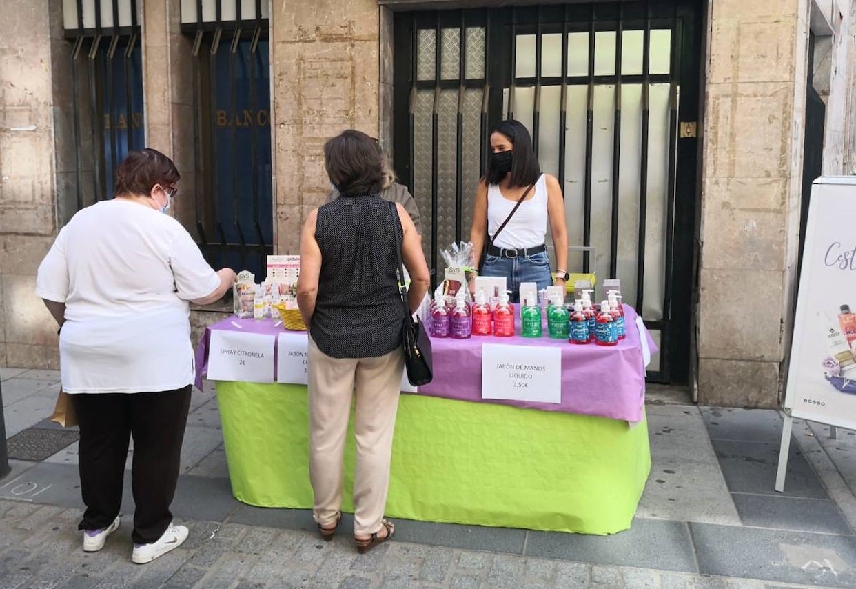 Vecinos y visitantes han vuelto a disfrutar de la iniciativa miajadeña 'El comercio sale a la calle', impulsada por ACOMIC. Pequeños empresarios de la localidad pusieron sus stands a lo largo de la avenida Trujillo y ofrecieron gran variedad de productos a precios de liquidación. Los clientes pudieron comprar a buenos precios y los comerciantes pudieron sacar stocks para poder hacer sitio a la nueva temporada. La actividad estuvo controlada en todo momento por Policía Local y Protección Civil. 