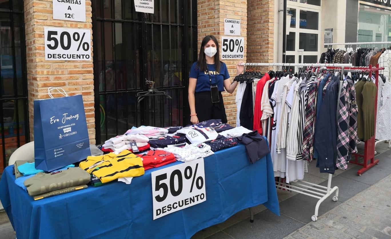 Vecinos y visitantes han vuelto a disfrutar de la iniciativa miajadeña 'El comercio sale a la calle', impulsada por ACOMIC. Pequeños empresarios de la localidad pusieron sus stands a lo largo de la avenida Trujillo y ofrecieron gran variedad de productos a precios de liquidación. Los clientes pudieron comprar a buenos precios y los comerciantes pudieron sacar stocks para poder hacer sitio a la nueva temporada. La actividad estuvo controlada en todo momento por Policía Local y Protección Civil. 