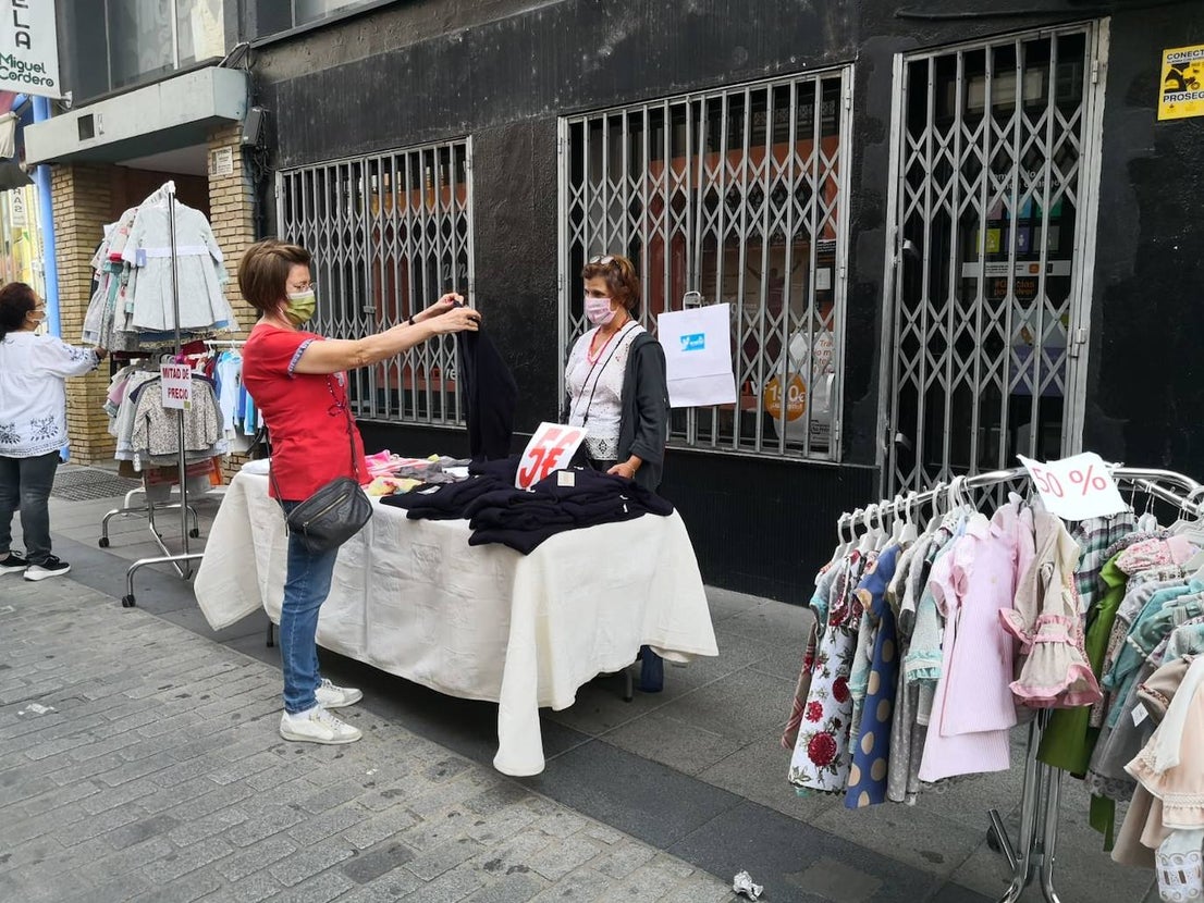 Vecinos y visitantes han vuelto a disfrutar de la iniciativa miajadeña 'El comercio sale a la calle', impulsada por ACOMIC. Pequeños empresarios de la localidad pusieron sus stands a lo largo de la avenida Trujillo y ofrecieron gran variedad de productos a precios de liquidación. Los clientes pudieron comprar a buenos precios y los comerciantes pudieron sacar stocks para poder hacer sitio a la nueva temporada. La actividad estuvo controlada en todo momento por Policía Local y Protección Civil. 