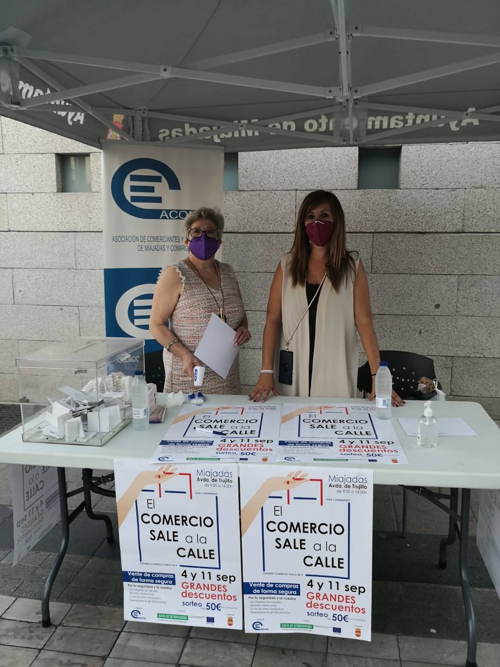 Vecinos y visitantes han vuelto a disfrutar de la iniciativa miajadeña 'El comercio sale a la calle', impulsada por ACOMIC. Pequeños empresarios de la localidad pusieron sus stands a lo largo de la avenida Trujillo y ofrecieron gran variedad de productos a precios de liquidación. Los clientes pudieron comprar a buenos precios y los comerciantes pudieron sacar stocks para poder hacer sitio a la nueva temporada. La actividad estuvo controlada en todo momento por Policía Local y Protección Civil. 