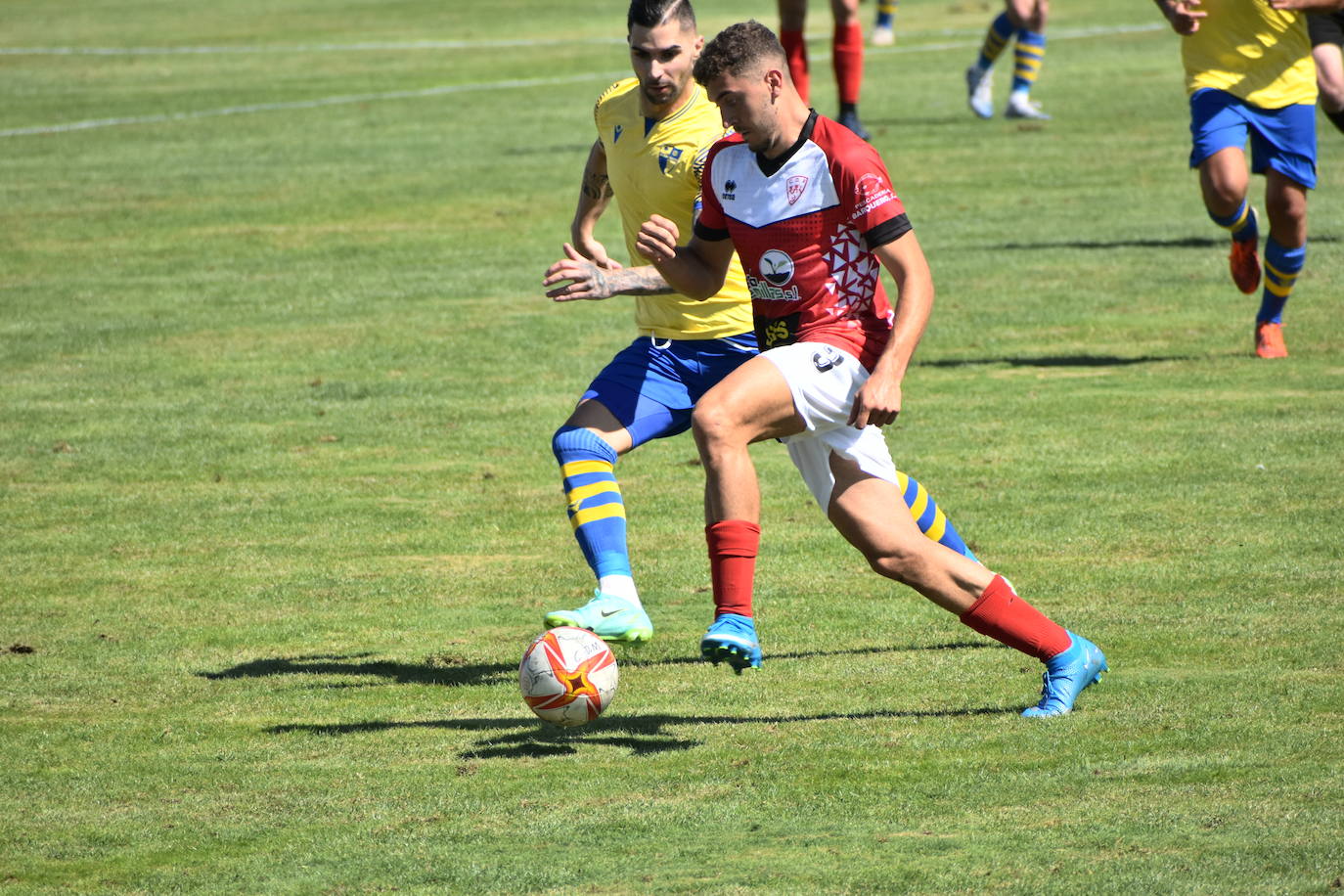 Ruano intenta robar el balón a Eloy 