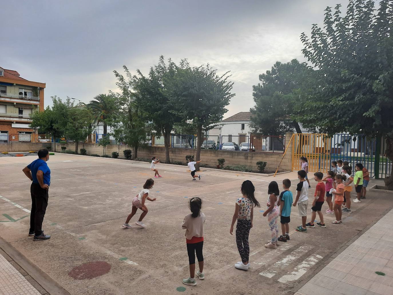 Los pequeños miajadeños han comenzado la vuelta al cole del nuevo curso 2021-22 con ilusión por reencontrarse con sus compañeros y profesores. Algunos aún con el chip de las vacaciones, pero con las mismas ganas de aprender. Un curso marcado de nuevo por las mascarillas, pero que hacen que sonrían con más ganas para reflejarlo en su mirdada. 