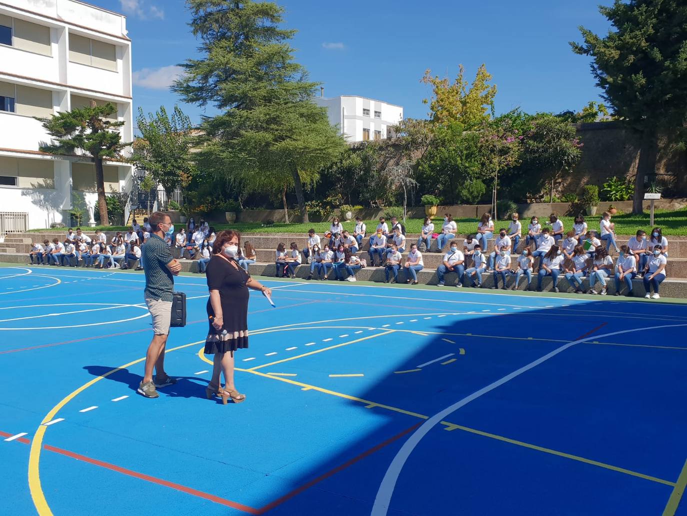 Los pequeños miajadeños han comenzado la vuelta al cole del nuevo curso 2021-22 con ilusión por reencontrarse con sus compañeros y profesores. Algunos aún con el chip de las vacaciones, pero con las mismas ganas de aprender. Un curso marcado de nuevo por las mascarillas, pero que hacen que sonrían con más ganas para reflejarlo en su mirdada. 