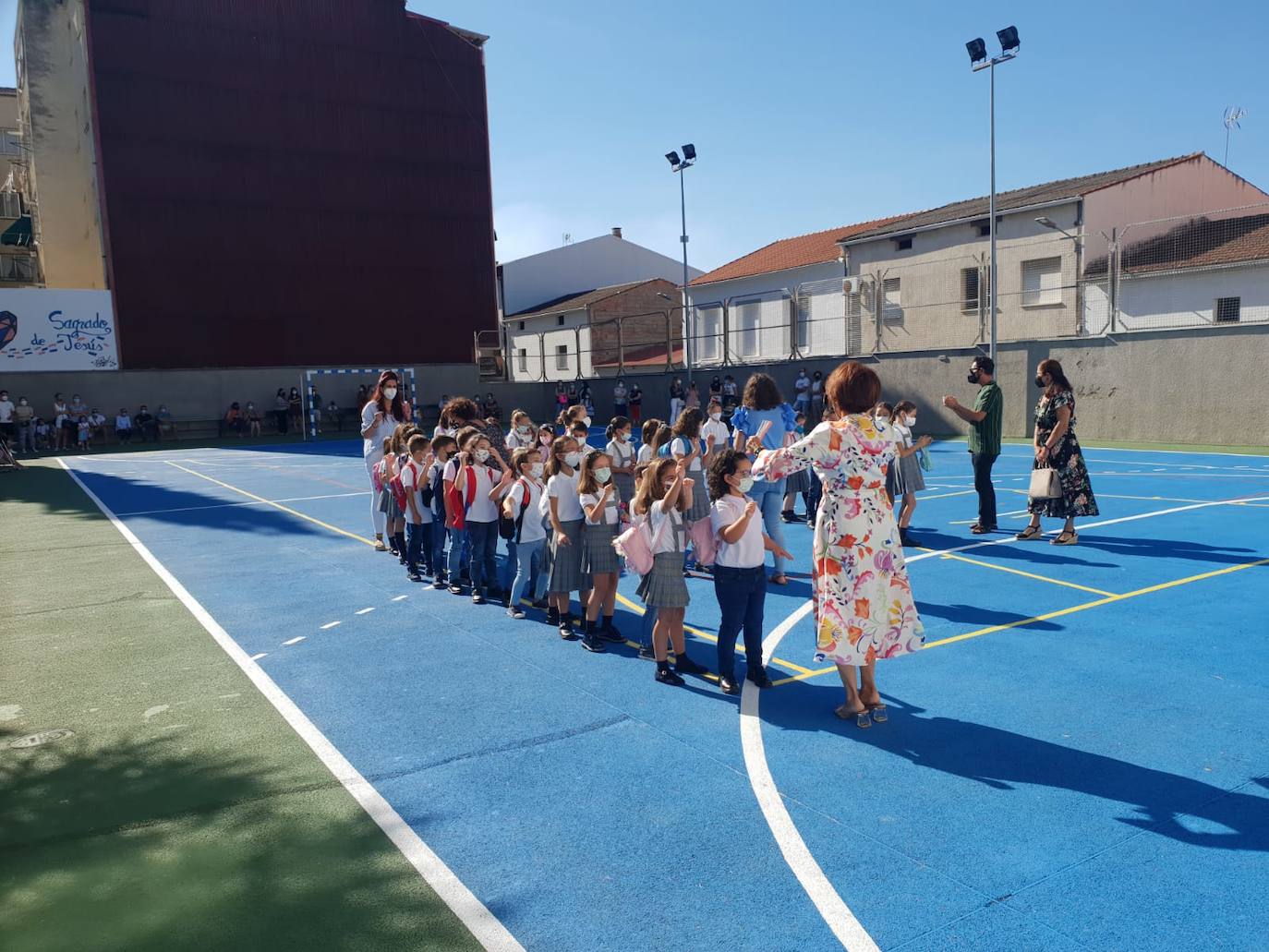 Los pequeños miajadeños han comenzado la vuelta al cole del nuevo curso 2021-22 con ilusión por reencontrarse con sus compañeros y profesores. Algunos aún con el chip de las vacaciones, pero con las mismas ganas de aprender. Un curso marcado de nuevo por las mascarillas, pero que hacen que sonrían con más ganas para reflejarlo en su mirdada. 