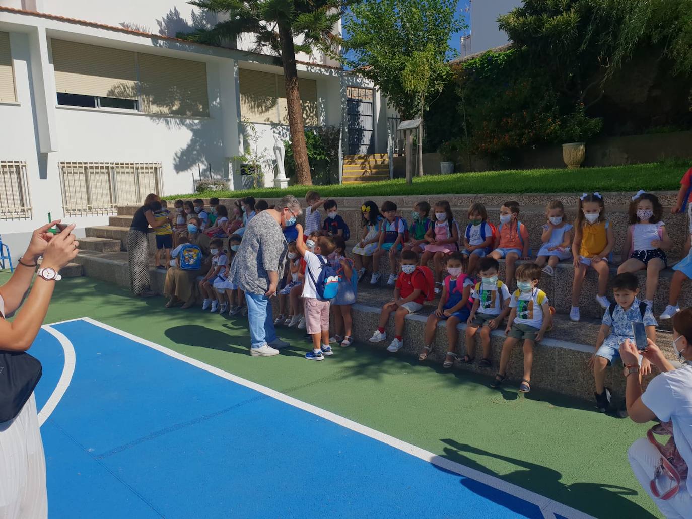 Los pequeños miajadeños han comenzado la vuelta al cole del nuevo curso 2021-22 con ilusión por reencontrarse con sus compañeros y profesores. Algunos aún con el chip de las vacaciones, pero con las mismas ganas de aprender. Un curso marcado de nuevo por las mascarillas, pero que hacen que sonrían con más ganas para reflejarlo en su mirdada. 