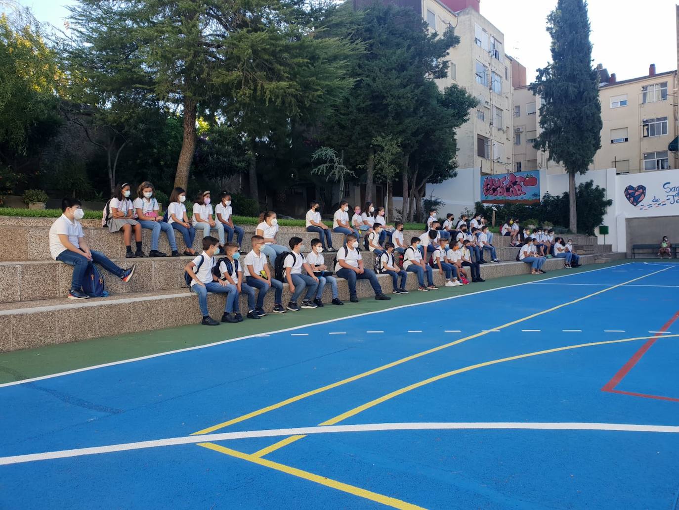 Los pequeños miajadeños han comenzado la vuelta al cole del nuevo curso 2021-22 con ilusión por reencontrarse con sus compañeros y profesores. Algunos aún con el chip de las vacaciones, pero con las mismas ganas de aprender. Un curso marcado de nuevo por las mascarillas, pero que hacen que sonrían con más ganas para reflejarlo en su mirdada. 