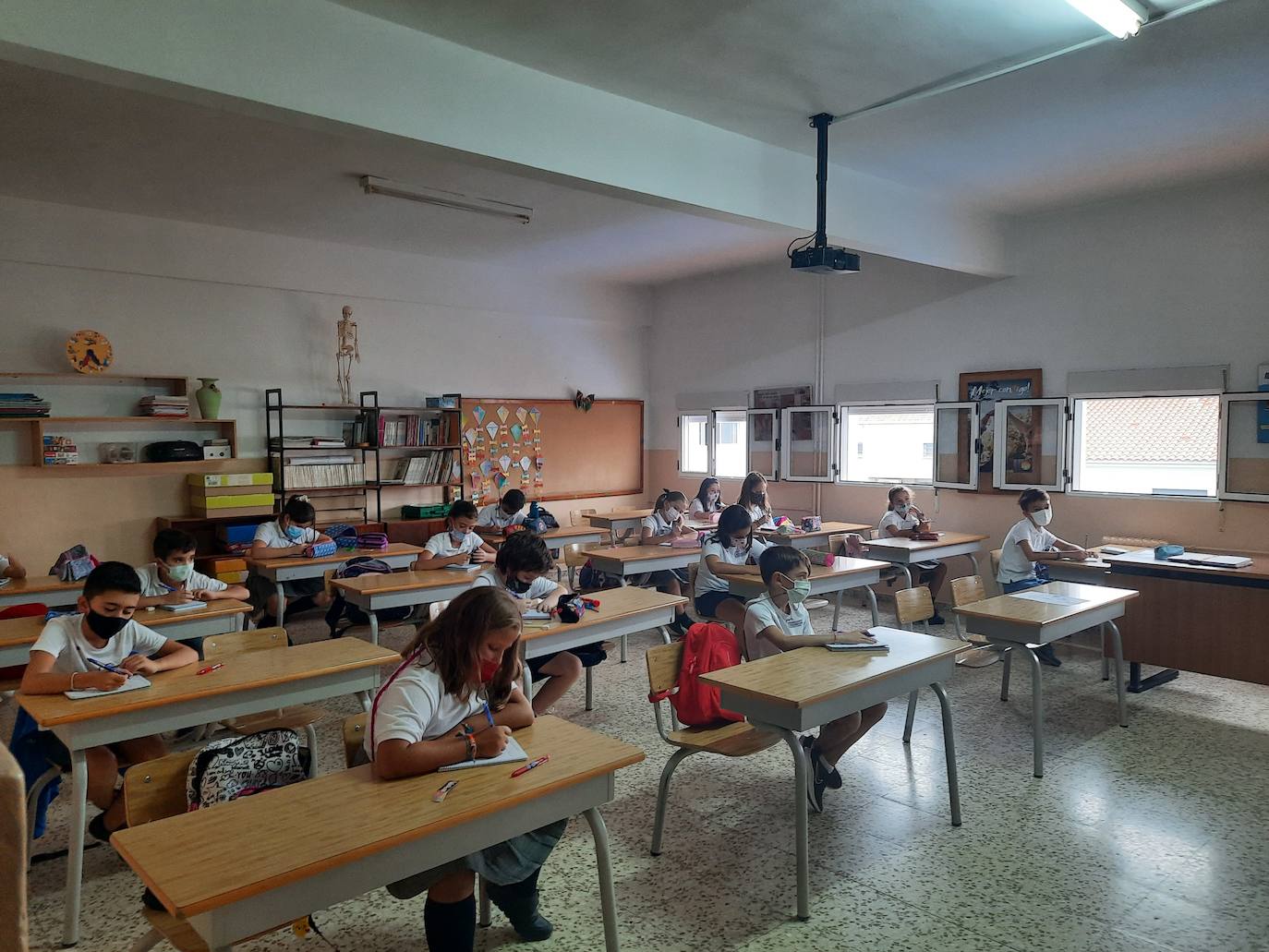 Los pequeños miajadeños han comenzado la vuelta al cole del nuevo curso 2021-22 con ilusión por reencontrarse con sus compañeros y profesores. Algunos aún con el chip de las vacaciones, pero con las mismas ganas de aprender. Un curso marcado de nuevo por las mascarillas, pero que hacen que sonrían con más ganas para reflejarlo en su mirdada. 