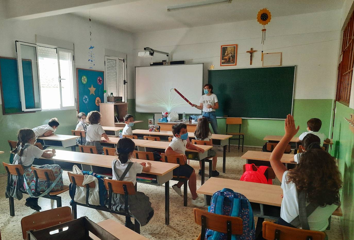 Los pequeños miajadeños han comenzado la vuelta al cole del nuevo curso 2021-22 con ilusión por reencontrarse con sus compañeros y profesores. Algunos aún con el chip de las vacaciones, pero con las mismas ganas de aprender. Un curso marcado de nuevo por las mascarillas, pero que hacen que sonrían con más ganas para reflejarlo en su mirdada. 