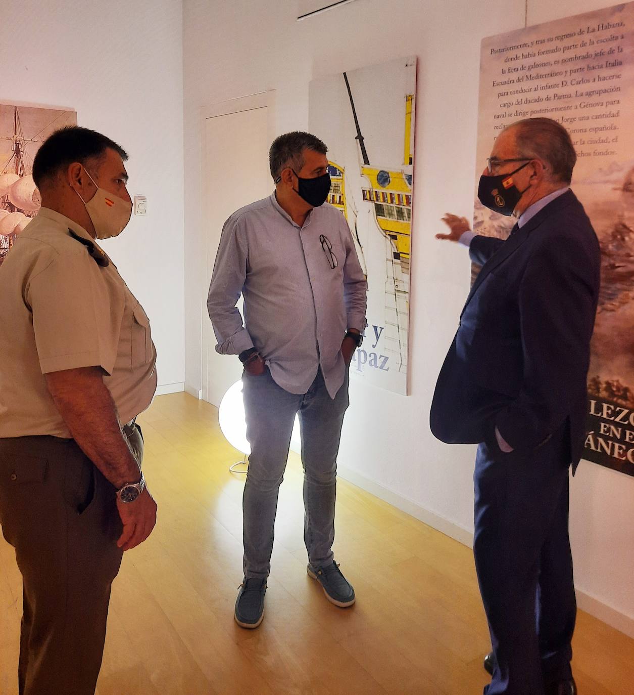 (Izq. a dcha.) Coronel Manuel del Pozo, subdelegado de Defensa en Cáceres, Antonio Díaz, alcalde de Miajadas, y José Blanco Núñez, capitán de Navío 