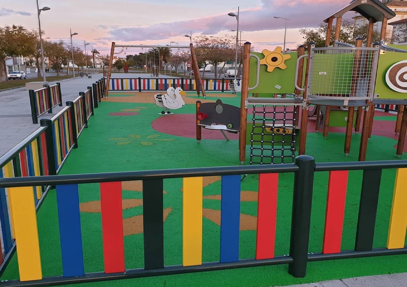 Parque Infantil situado en la avenida García Siñeriz, frente al Cuartel de la Guardia Civil 