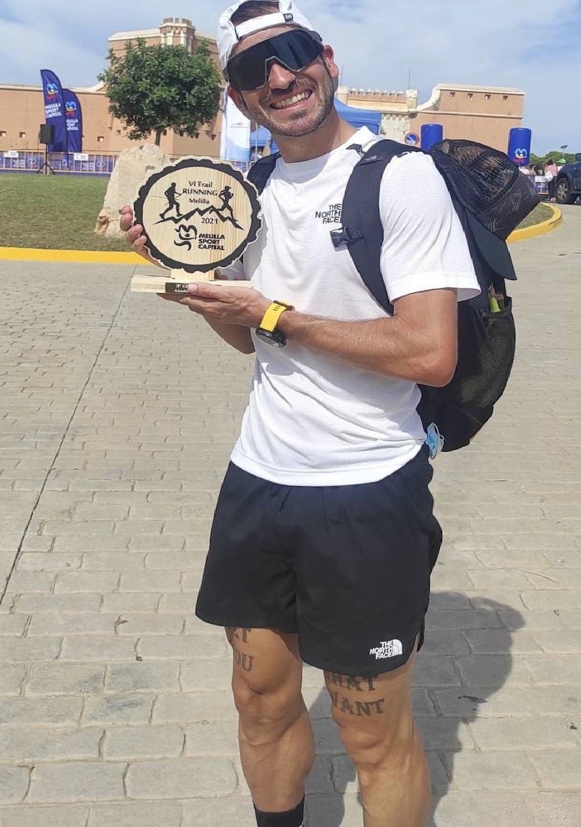 Jairo posa con el trofeo del Trail Ciudad de Melilla 