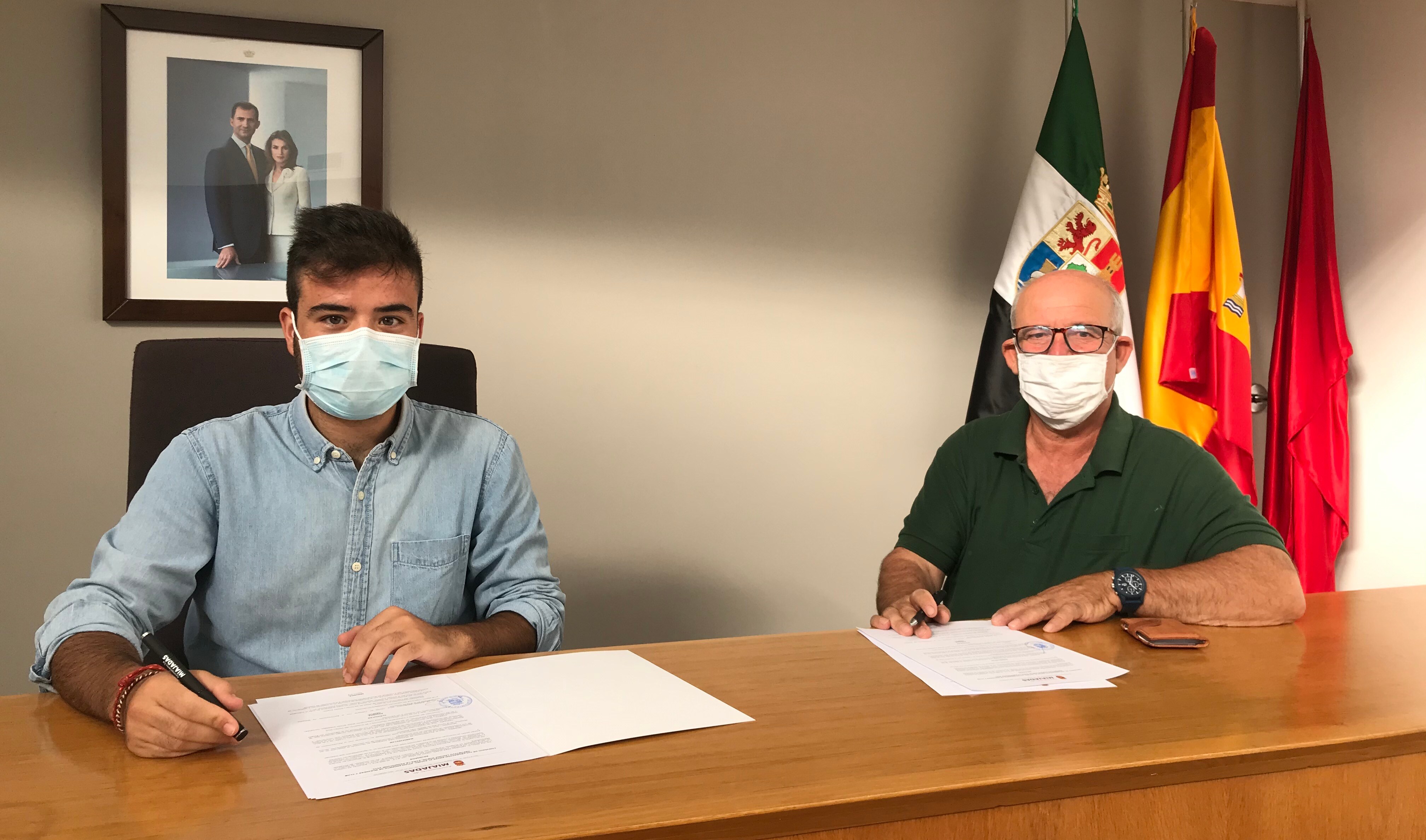 Jesús Sánchez, concejal de Deportes, y Martín Alcántara, presidente del CD Laguna Nueva 