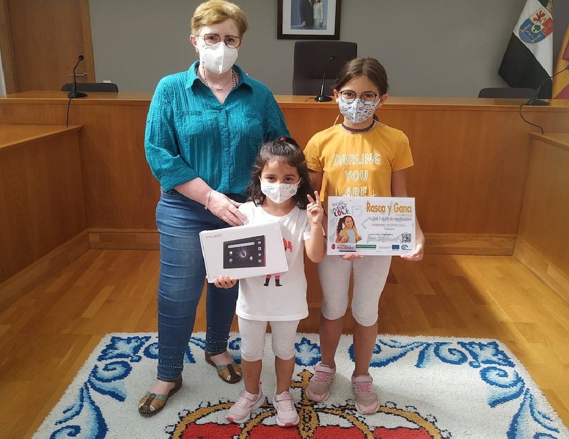 La concejala Mª Teresa Gil con las hermanas Ángela y Jimena Pino Alcántara 