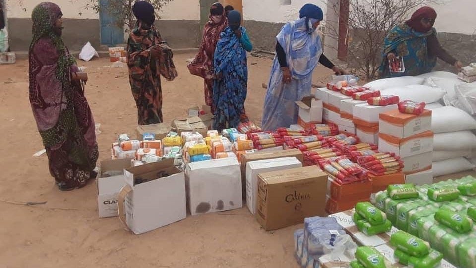 Distribución de alimentos a su llegada a los campamentos de refugiados saharauis 