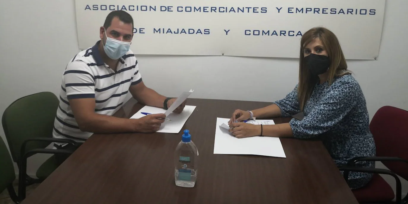 Firma entre Juan Sánchez, en representación de la empresa MOMO Car-Wash, y Raquel Sánchez, presidenta de ACOMIC 