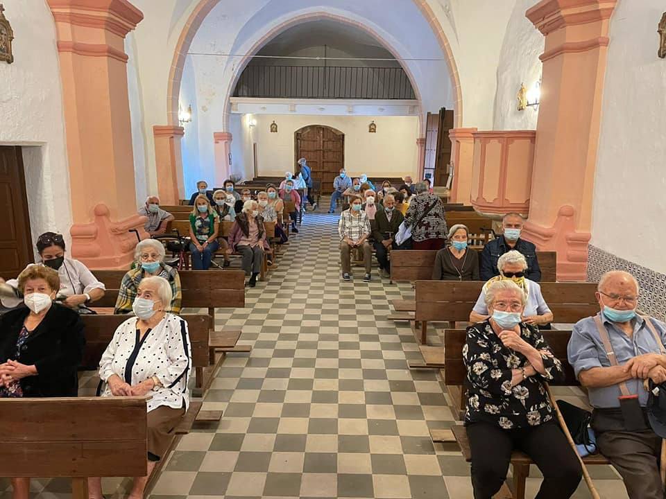 Los residentes de SMP durante la misa en la ermita 