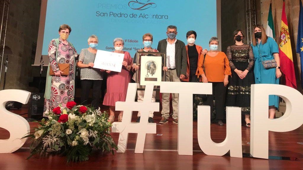 Las representantes de distintos colectivos de Miajadas posan con el alcalde tras recibir el premio 