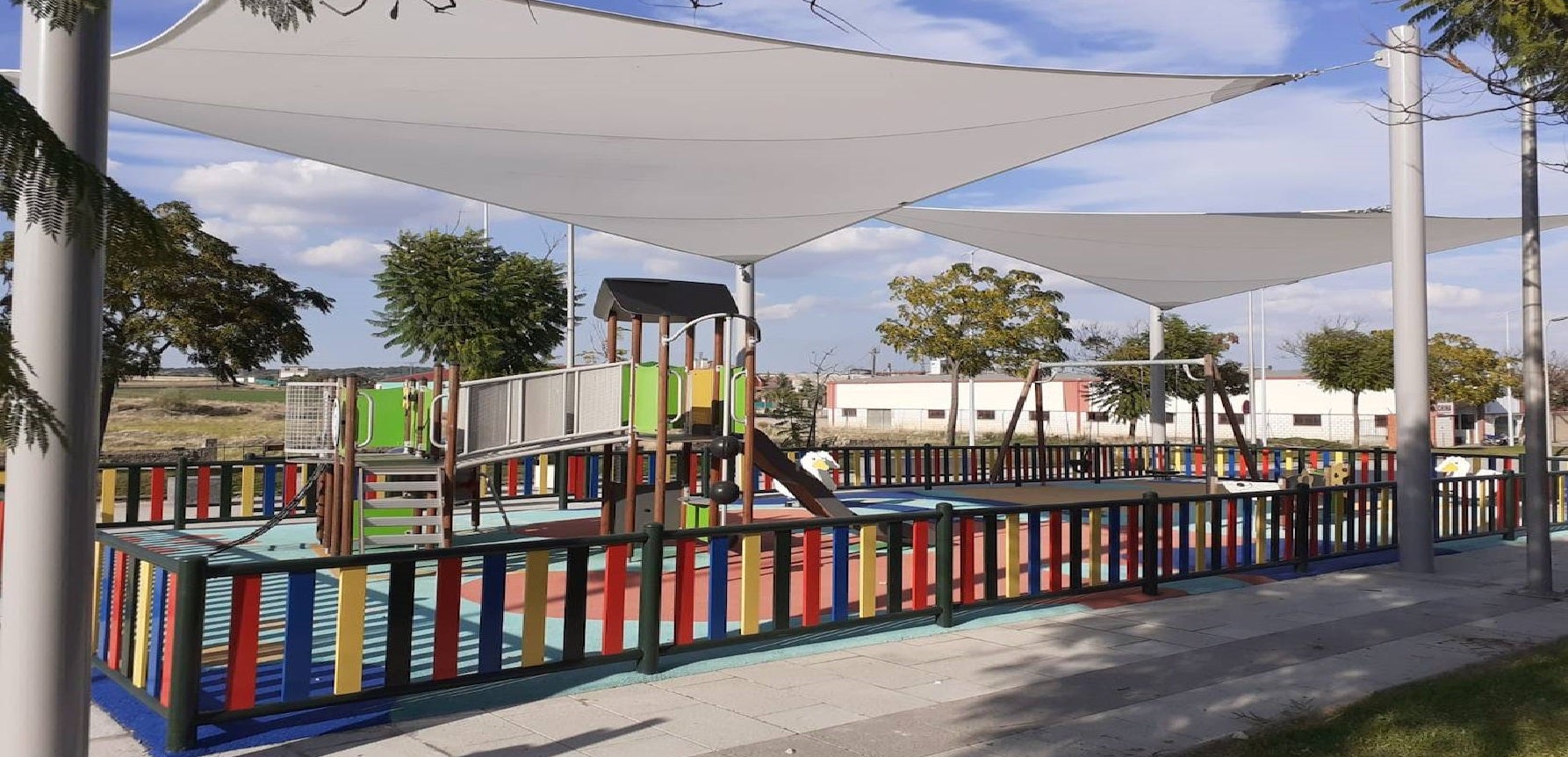 Sombraje instalado en el parque de juegos frente al cuartel de la Guardia Civil de Miajadas 
