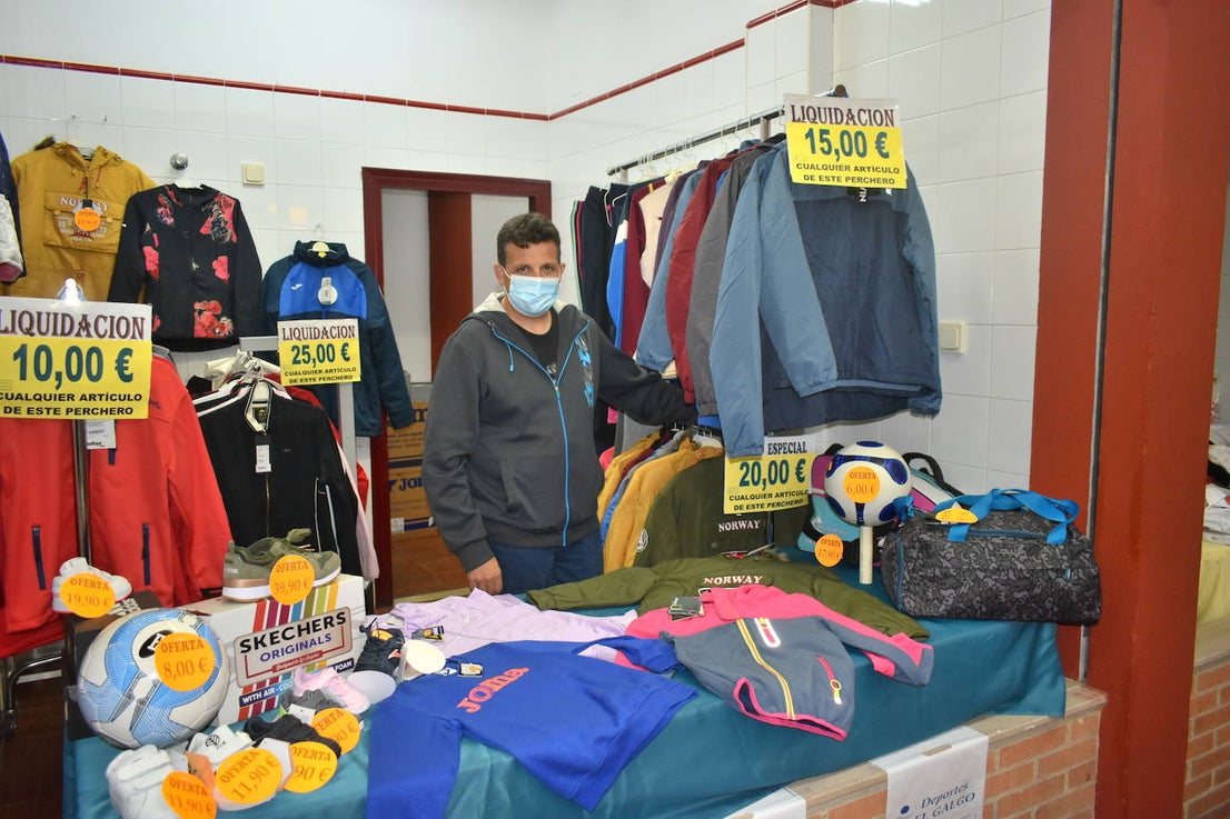 La Asociación de Comerciantes y Empresarios de Miajadas y Comarca celebró su II edición del 'Sábado de gangas de invierno' en el Mercado de Abastos. Tras no haber podido llevarla a cabo el pasado año debido a la pandemia, por fin han repetido el éxito de la primera edición de 2019. Los visitantes disfrutaron de precios de ganga en distintos productos y pudieron además contribuir a ayudar a los vecinos de 'La Palma' con un café solidario, así como entrar en el sorteo de una bicicleta. 