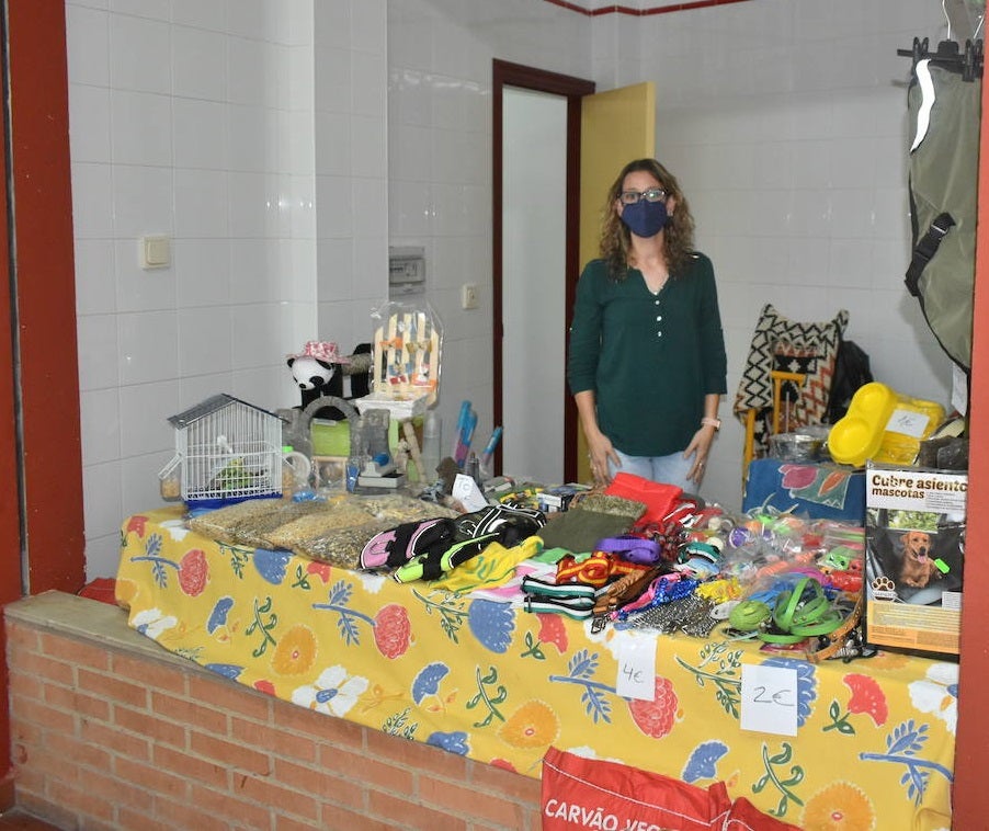 La Asociación de Comerciantes y Empresarios de Miajadas y Comarca celebró su II edición del 'Sábado de gangas de invierno' en el Mercado de Abastos. Tras no haber podido llevarla a cabo el pasado año debido a la pandemia, por fin han repetido el éxito de la primera edición de 2019. Los visitantes disfrutaron de precios de ganga en distintos productos y pudieron además contribuir a ayudar a los vecinos de 'La Palma' con un café solidario, así como entrar en el sorteo de una bicicleta. 