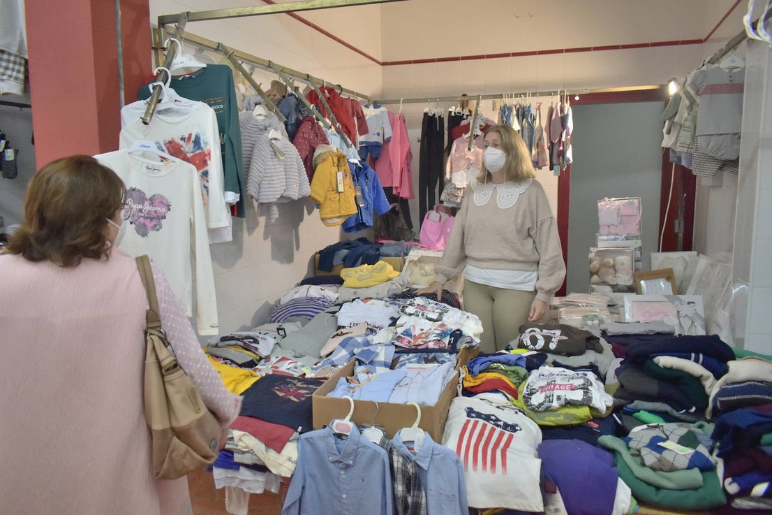 La Asociación de Comerciantes y Empresarios de Miajadas y Comarca celebró su II edición del 'Sábado de gangas de invierno' en el Mercado de Abastos. Tras no haber podido llevarla a cabo el pasado año debido a la pandemia, por fin han repetido el éxito de la primera edición de 2019. Los visitantes disfrutaron de precios de ganga en distintos productos y pudieron además contribuir a ayudar a los vecinos de 'La Palma' con un café solidario, así como entrar en el sorteo de una bicicleta. 