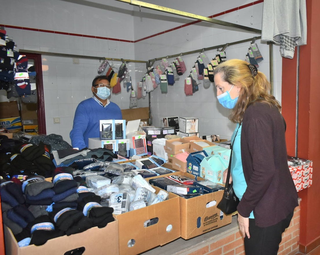 La Asociación de Comerciantes y Empresarios de Miajadas y Comarca celebró su II edición del 'Sábado de gangas de invierno' en el Mercado de Abastos. Tras no haber podido llevarla a cabo el pasado año debido a la pandemia, por fin han repetido el éxito de la primera edición de 2019. Los visitantes disfrutaron de precios de ganga en distintos productos y pudieron además contribuir a ayudar a los vecinos de 'La Palma' con un café solidario, así como entrar en el sorteo de una bicicleta. 