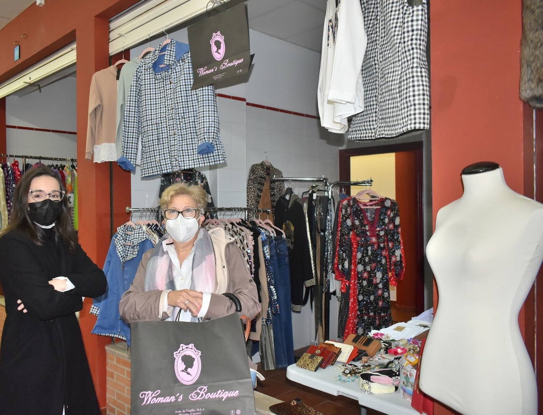 La Asociación de Comerciantes y Empresarios de Miajadas y Comarca celebró su II edición del 'Sábado de gangas de invierno' en el Mercado de Abastos. Tras no haber podido llevarla a cabo el pasado año debido a la pandemia, por fin han repetido el éxito de la primera edición de 2019. Los visitantes disfrutaron de precios de ganga en distintos productos y pudieron además contribuir a ayudar a los vecinos de 'La Palma' con un café solidario, así como entrar en el sorteo de una bicicleta. 