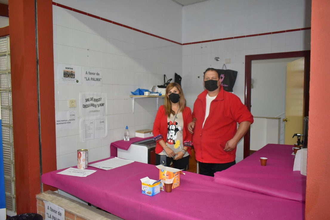 La Asociación de Comerciantes y Empresarios de Miajadas y Comarca celebró su II edición del 'Sábado de gangas de invierno' en el Mercado de Abastos. Tras no haber podido llevarla a cabo el pasado año debido a la pandemia, por fin han repetido el éxito de la primera edición de 2019. Los visitantes disfrutaron de precios de ganga en distintos productos y pudieron además contribuir a ayudar a los vecinos de 'La Palma' con un café solidario, así como entrar en el sorteo de una bicicleta. 