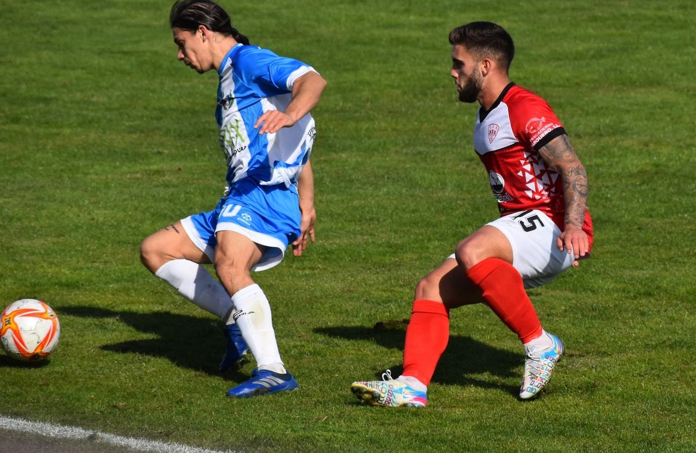 Fran Cano (dcha.) realiza el marcaje a Pelu (iz.) 