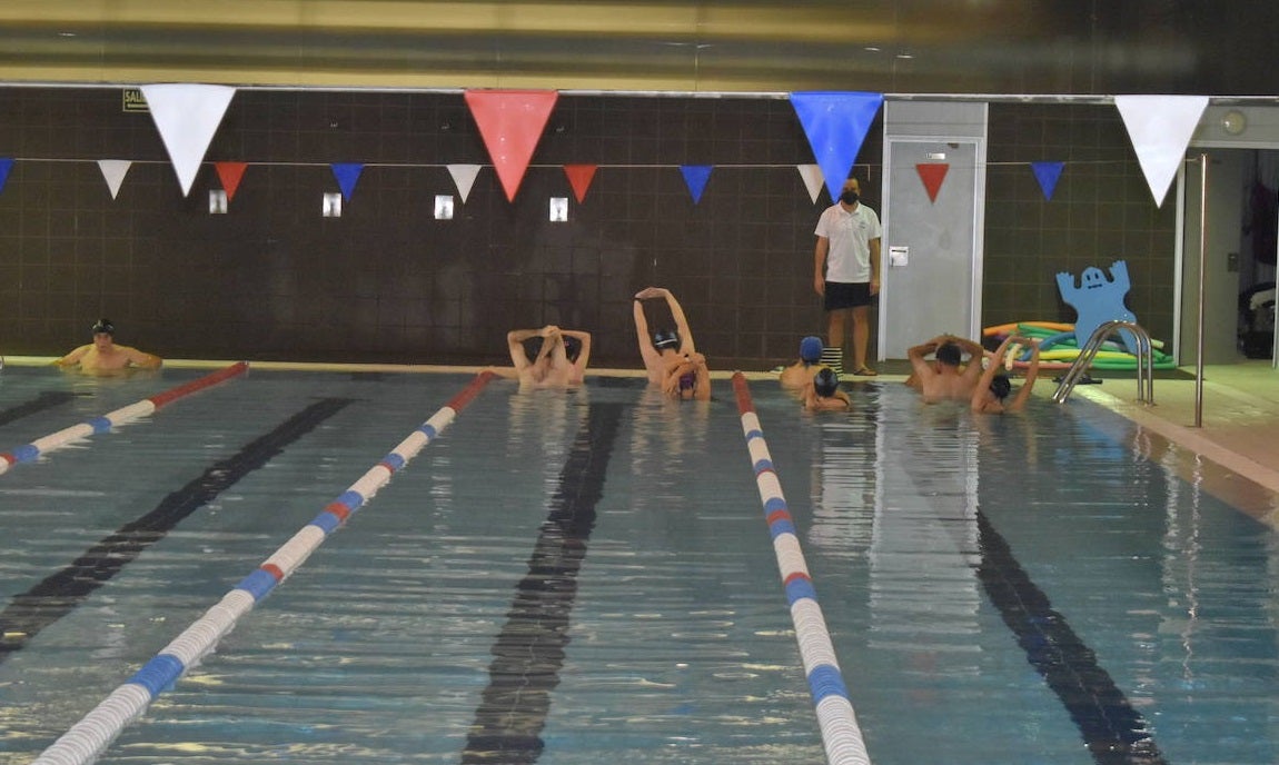 Alumnos de uno de los cursos de natación perfeccionamiento 