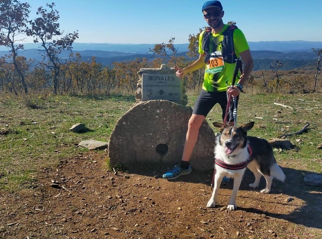 Jaime y Mago durante la 'Canicross' del Trail Ibérico Sierra de Tentudía 