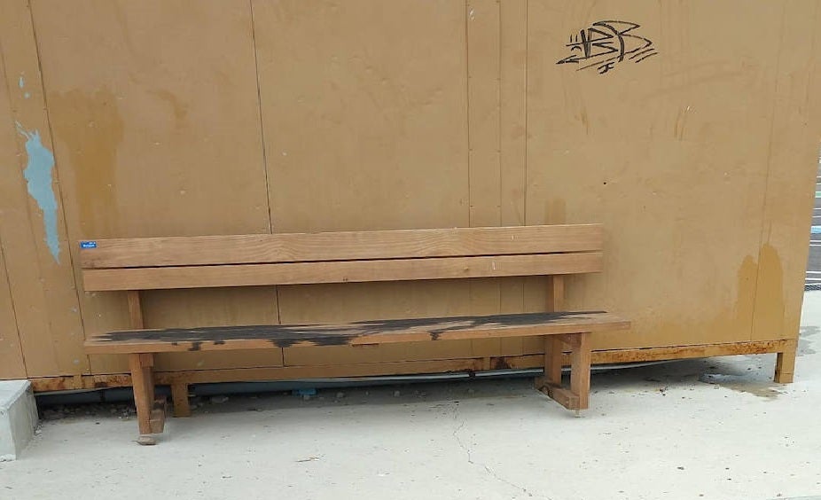 Otro de los bancos de la zona que ha sufrido daños 