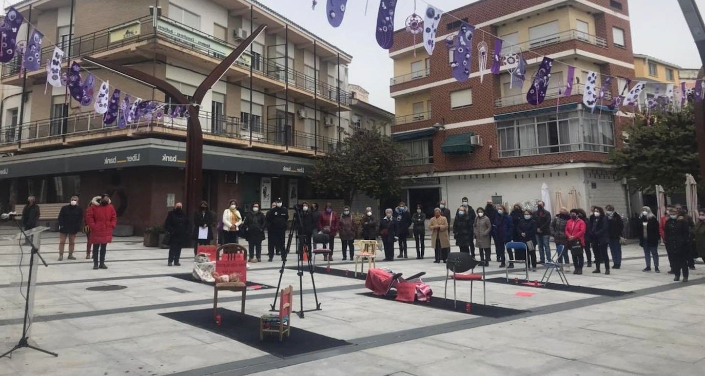 Concentración en la Plaza de España de Miajadas por el 25-N 