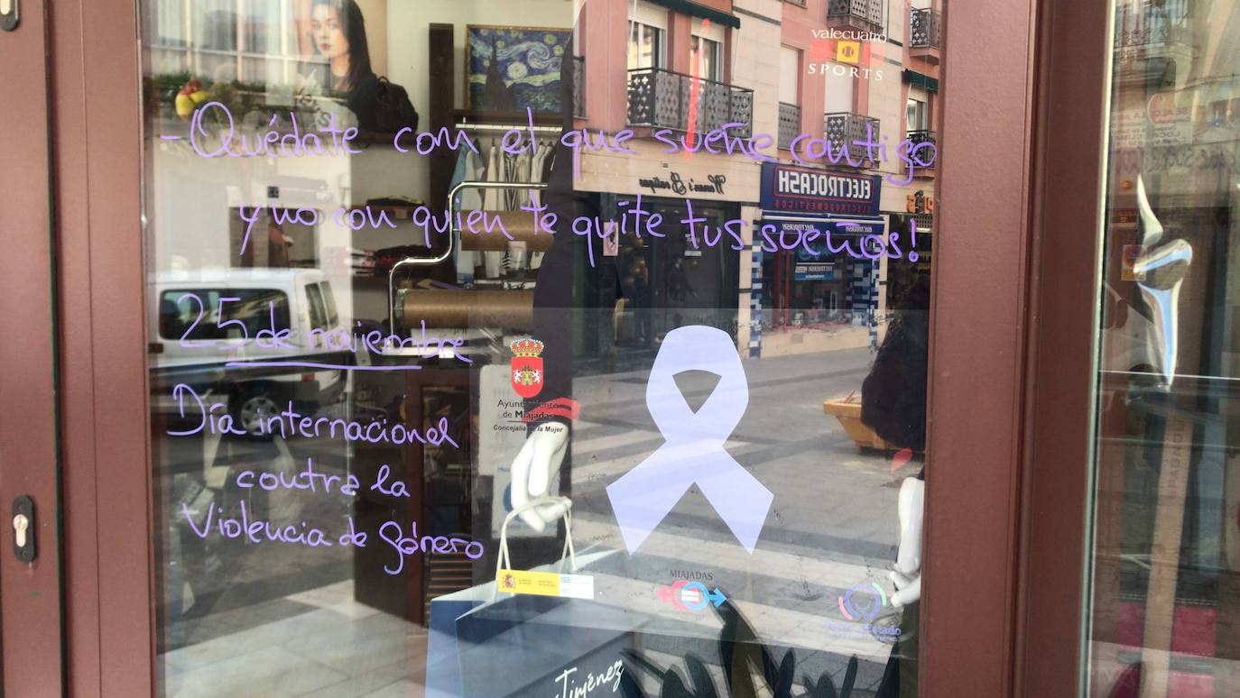 Uno de los establecimientos de Miajadas sumados a la campaña de sensibilización contra la violencia de género 
